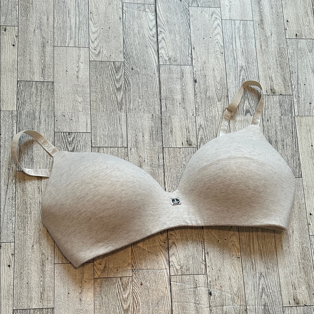 Victoria's Secret T Shirt lightly lined wireless bra size 36d